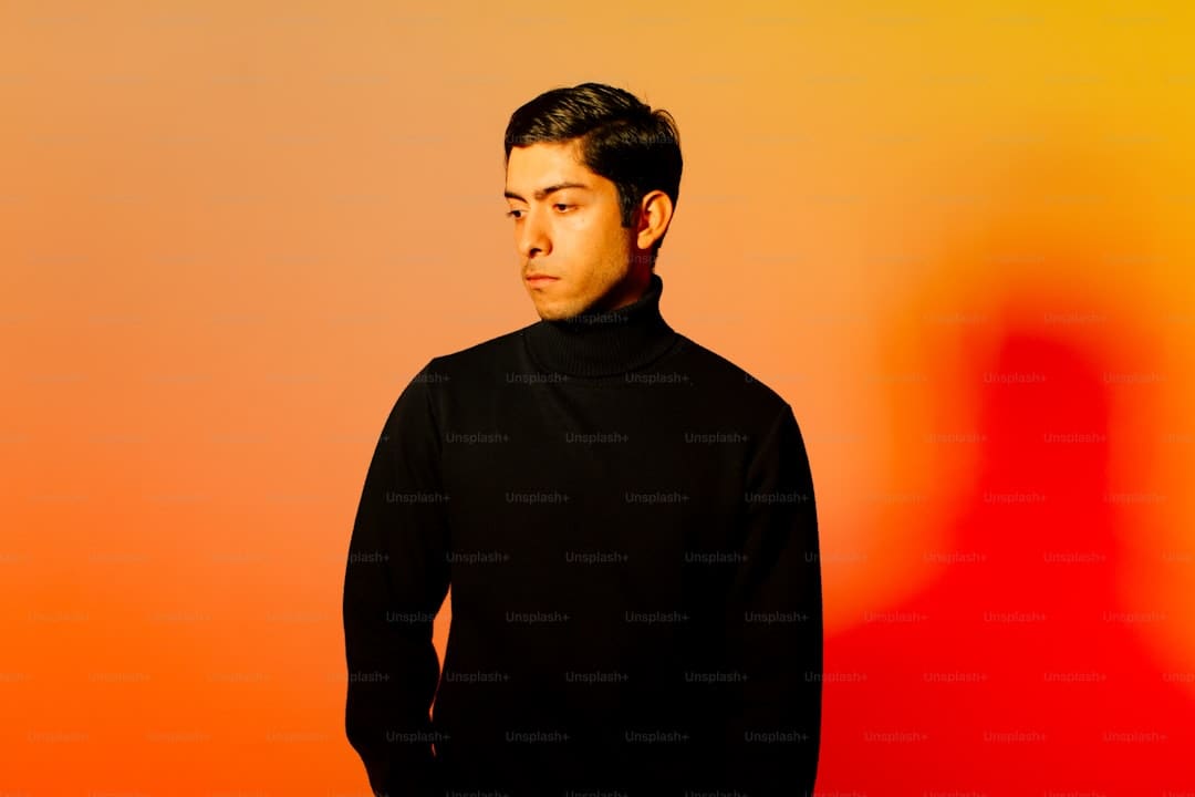 杨默依全新EP《不率直》单曲《欢欣》上线诠释甜涩交错的单恋心动